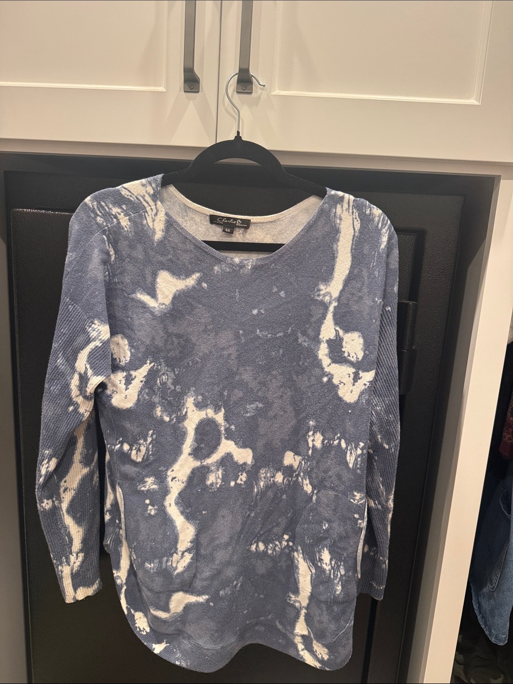CHARLIE B Blue & White Tie-Dye V-Neck Pullover